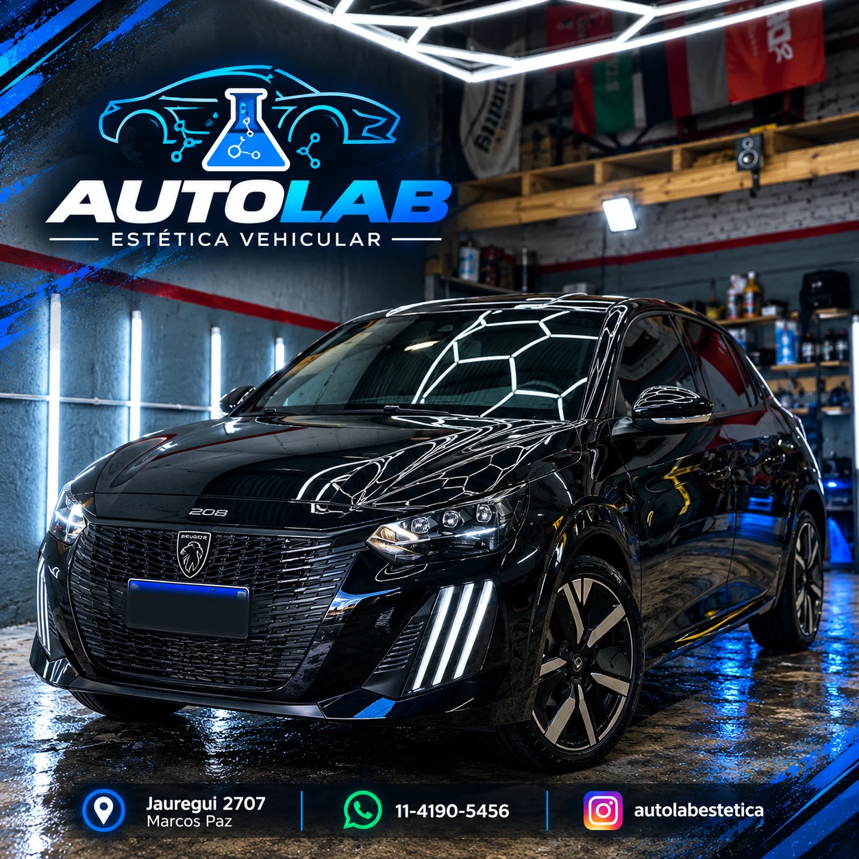 Autolab: auto negro con patente cubierta en el taller iluminado